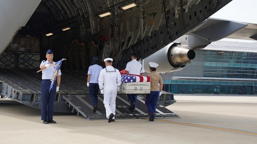 Vietnam hands over remains of American servicemen to US